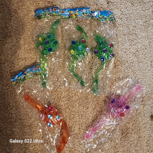 LoL surprise 5 face mask, 2 bubble guns, and 5 fidget spinner - Picture 5 of 6